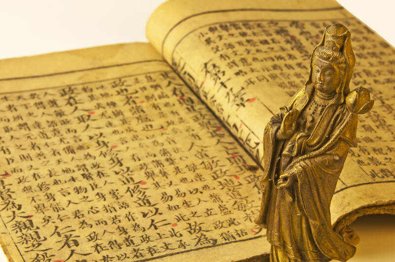 Texto con escritura china y figura taoísta. 